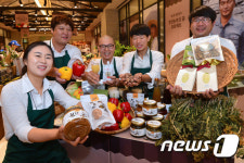 청년 농부들이 농산물 갖고 왔어요