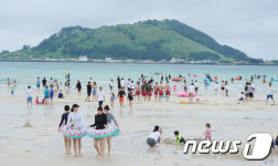 제주바다 해수욕장 초여름부터 몰리는 인파