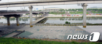 폭우에 침수우려...텅 빈 탄천주차장