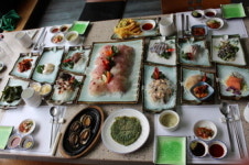 “무채와 함께 먹는 회?” 제주도 중문 횟집 ‘큰갯물’ 눈길