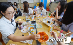 급식 대신에 배달음식 먹어요