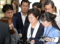 입 굳게 다문 신영자