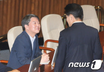 논의하는 안철수-정동영