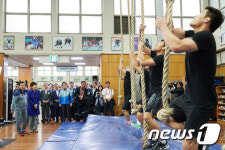 레슬링 훈련 참관하는 박근혜 대통령