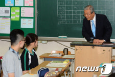 학생들과 이야기 나누는 김종인 대표