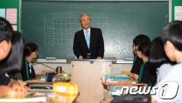 교단에 선 김종인 대표