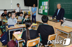 학생들 이야기 듣는 김종인 대표
