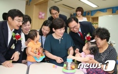 공동육아나눔터 둘러보는 강은희 장관