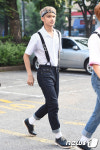 세븐틴 준, 헤어밴드+멜빵 귀요미 출근길 패션