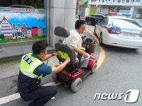 익산 署 신동지구대, 전동휠체어 사고예방활동 강화