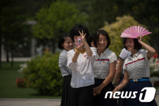 [사진] 北여학생들도 셀카 삼매