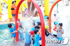 꿈자람 물정원에서 물놀이하는 아이들