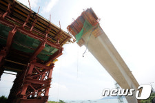 완전히 떨어져 나간 영광 칠산대교