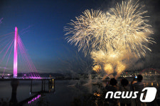 밤 하늘에 꽃이 피었네