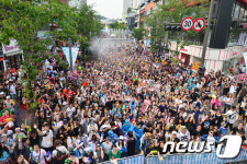 연세로를 가득메운 시민들