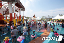 인파로 가득찬 꿈자람물정원