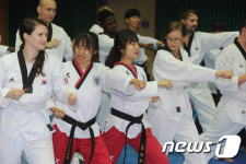 한국의 전통 무예 배우는 학생들