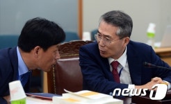 대화나누는 박준성 위원장과 류경희 부위원장