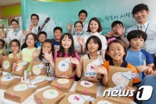 대한항공, 영어교실 참여 직원과 학생들에게 도시락 전달