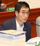 의원들 질의에 답변하는 이준식
