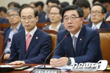 노동개혁 관련 질의 받는 이기권 장관