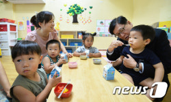 정진엽 장관 간식 시간이에요