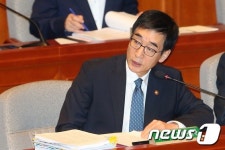 의원들 질의에 답하는 이준식