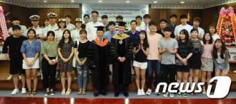 해양대 학생들과 기념촬영 하는 런던금융시장