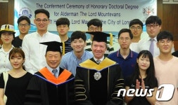 런던금융시장 해양대학교에서 명예박사 됐어요