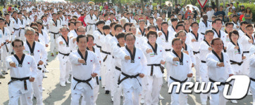 2017명이 일제히 태권, 이얍