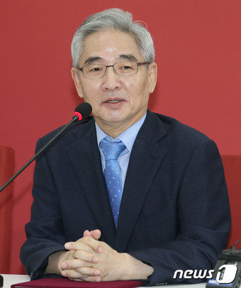與윤리위원장 