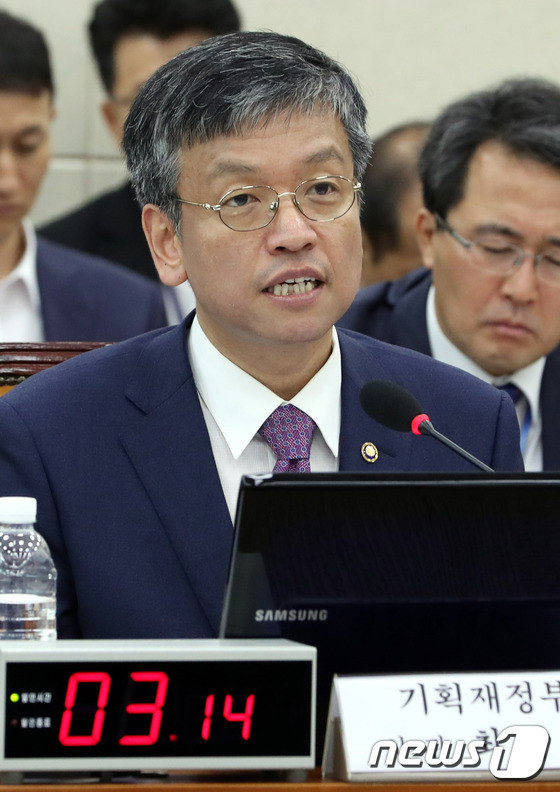 내년 예산 협상 물꼬풀도록 요청하는 최상목 부총리, 국회의장과 겨룬 입장대립
