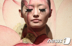 배경과 몸을 일치시키는 회화