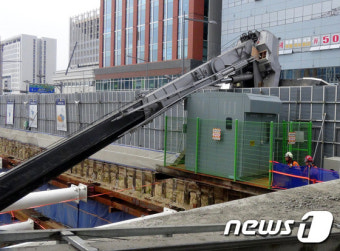 송파구 공사장에서 크레인 무게중심 잃고 쓰러져