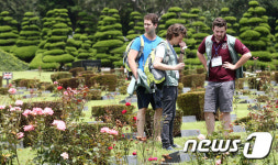 묘역 둘러보는 UN참전국 청소년들