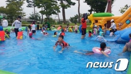 청주문암생태공원 야외수영장 인기…주말 1000명 찾아