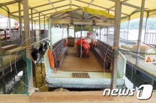 괴산 산막이 옛길 선착장 ‘철선(鐵船)’ 묶은 줄 누가 풀었나