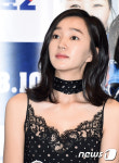 수애, 스카프로 우아한 포인트