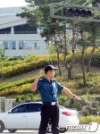 해양수산부 앞 신호등 고장, 수신호 하는 경찰