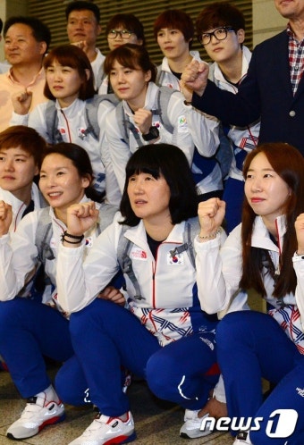 한국선수단 주장 오영란과 여자핸드볼 대표팀