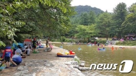[풍경]보은 속리산 사내수중보 피서객 '북적'