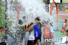 [포토]“마을서 물놀이 즐겨요”…창녕문화공원 물놀이장