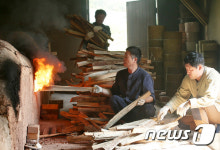청자 굽는 도공들의 손길