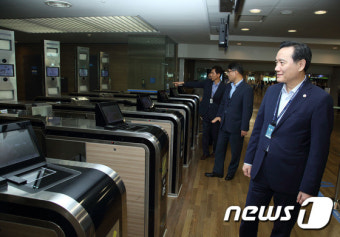 자동출입국심사 현장 둘러보는 김현웅 장관