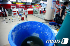 비 새는 김포공항 국내선 청사