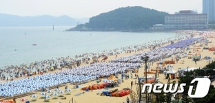 해운대 해수욕장 찾은 피서객들