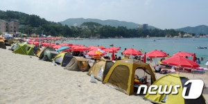 줄지어 늘어선 파라솔과 텐트