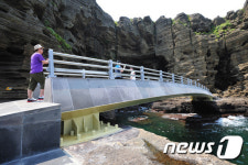 용머리해안 교량 흉물 논란