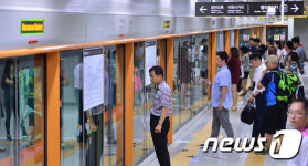 출근길 인천지하철 2호선 기다리는 시민들