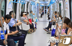 서서가는 승객 없는 인천지하철 2호선 출근길